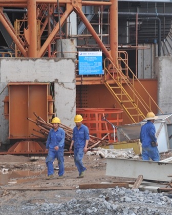 Lao động Trung Quốc làm việc tại công trường