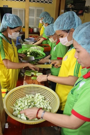 Các tình nguyện viên nấu cơm phục vụ sĩ tử.