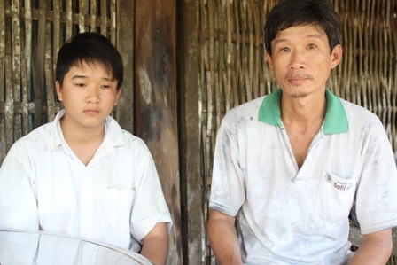 Gia đình Nghị giờ đã kiệt quệ chỉ chờ phép màu mới cứu đôi mắt