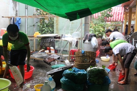 Đội mưa để kịp nấu cơm cho sĩ tử