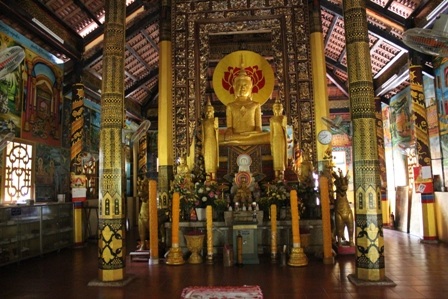 Khu chánh điện được chạm khắc rất tinh tế