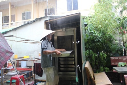 Đội mưa để kịp nấu cơm cho sĩ tử