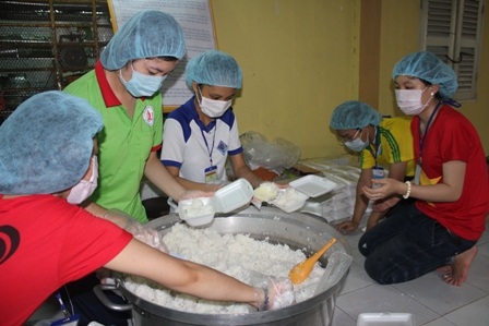 Các tình nguyện viên nấu cơm phục vụ sĩ tử.