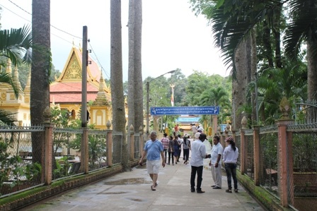 Nhiều khách tham quan rất thích thú nét cổ kính của chùa