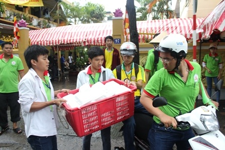 Vận chuyển cơm chay phân phát cho sĩ tử 