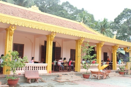 Lớp học tiếng khmer rất độc đáo nằm bên hành lang ngôi chùa