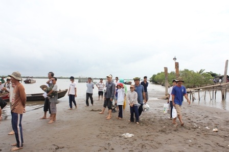 Rất đông người trên bờ chờ ghe rước sang bãi nghêu
