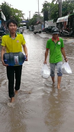 Đội mưa nấu thức ăn, phát cơm miễn phí cho sĩ tử nghèo - 7 Tranh thủ sau cơn mưa phát cơm, nước uống miễn phí cho sĩ tử nghèo