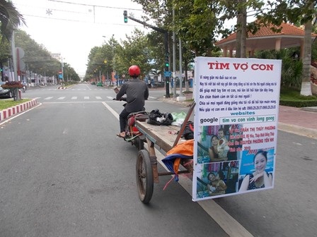 Anh Thuận kéo tấm bảng chạy khắp các con đường tìm vợ con