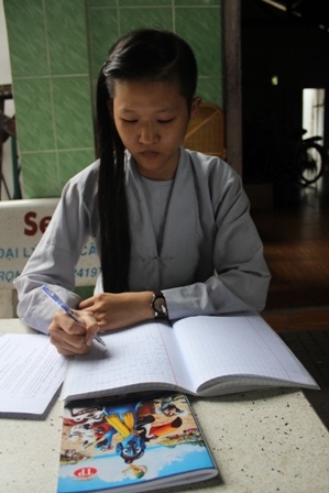 Ni cô Ngộ Thơ đang ôn bài chuyển bị cho kỳ thi.