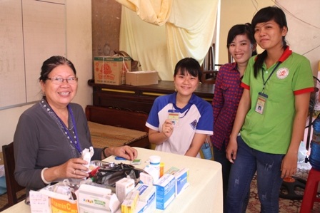 Bà Ánh Em phát thuốc miễn phí cho các sĩ tử.