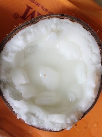 Trái dừa sáp đặc biệt ở vì đặc ruột và rất thơm ngon so với giống dừa thường