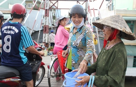 Một số người tốt bụng cho bà ít tiền lẻ