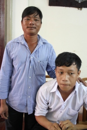 Ông Lê Văn Mười cùng đứa con trai phải thức dậy từ 5 giờ sáng để đến địa điểm nhận học bổng