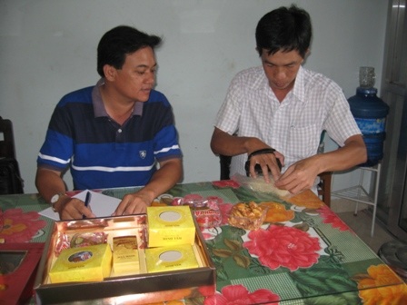 Đại diện cơ quan chức năng kiểm tra mẫu bánh được cho là có sợi dai như cao su