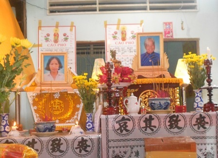 Đám tang mẹ con bà Dung