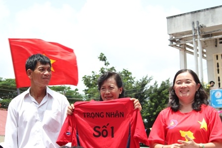 Người nhà tràn ngập niềm vui chiến thắng