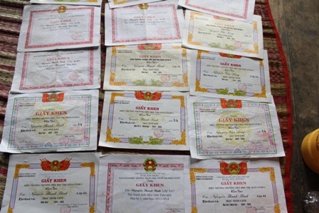 Dù nhà rất nghèo nhưng nhiều năm liền 2 anh em đều là học sinh khá, học sinh giỏi