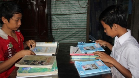 Hai anh em luôn phấn đấu học tập thật giỏi để không phụ lòng bà