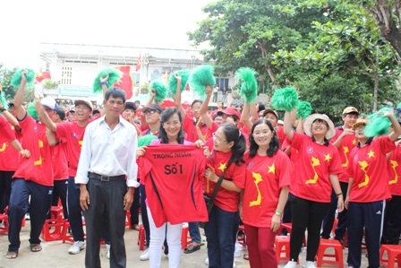 Thầy cô, gia đình cùng chung niềm vui chiến thắng