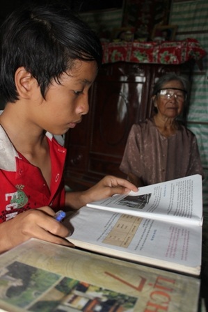 Bà Chiếu luôn là điểm tựa để 2 đứa trẻ mồ côi vượt qua nghịch cảnh của số phận