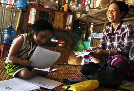 Những người thân cũng thích thú với những hình vẽ của bé