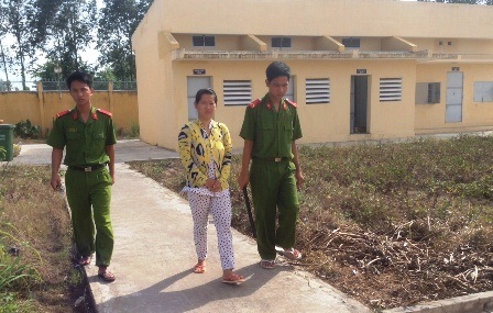 Nữ quái “tàng hình” cướp tiệm vàng vì tin lời thầy bói - 1 Nữ quái Cương tại trại tạm giam