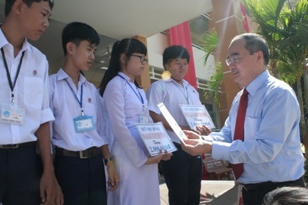 Đồng chí Nguyễn Thiện Nhân trao học bổng đến các học sinh nghèo học giỏi