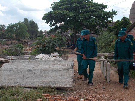 Lực lượng địa phương đang tháo dỡ phần mặt cầu