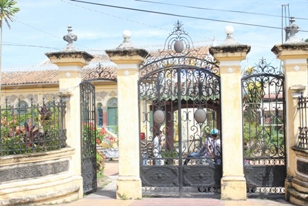 Cổng chính vào ngôi nhà cổ