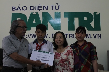 Hơn 27 triệu đồng đến với bà lão ăn xin nuôi 2 cháu mồ côi - 1 Hơn 27 triệu đồng đến với bà lão ăn xin nuôi 2 cháu mồ côi