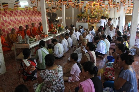Độc đáo lễ Sen Đôn - Ta của đồng bào Khmer Nam bộ - 10 Phật tử quỳ trong chùa nghe những nhà sư tụng kinh trong lễ Sen Đôn - Ta