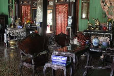 Phía trong ngôi nhà được bày trí, sắp xếp theo nhà truyền thống Nam bộ thời xưa