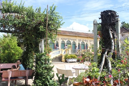 Sân vườn phía ngoài rất rộng được trồng hoa, cây kiểng