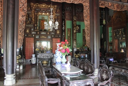 Phía trong ngôi nhà được bày trí, sắp xếp theo nhà truyền thống Nam bộ thời xưa