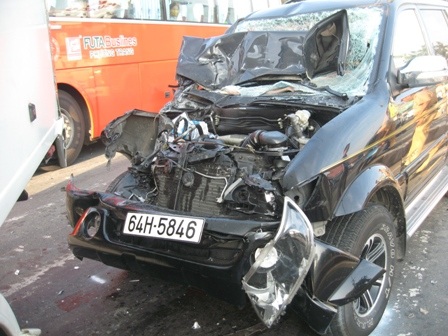 Xe bị hư hỏng năng do tông nhau liên hoàn