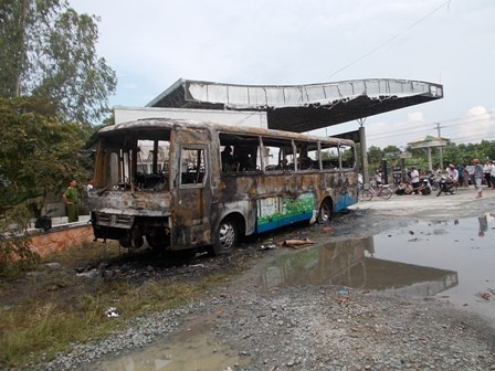 Nhiều người hiếu kỳ đến xem vụ chˡy