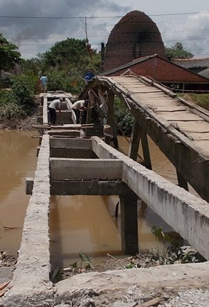 Các trụ cầu đóng xuống đất ngắn hơn 1,2 m so với thiết kế nên xảy ra tình trạng lún gây sập cầu