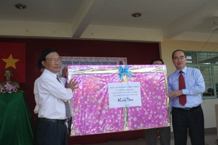 Đồng chí Nguyễn Thiện Nhân trao học bổng đến các học sinh nghèo học giỏi