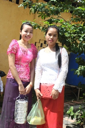 Độc đáo lễ Sen Đôn - Ta của đồng bào Khmer Nam bộ - 2 Hai thiếu nữ đến chùa dự lễ Sen Đôn - Ta