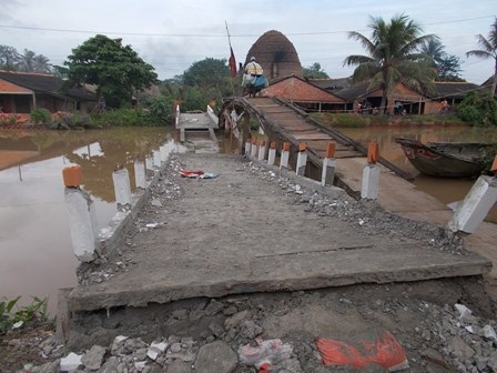 Phần mặt cầu ở giữa bị sụp hẳn xuống lòng sông