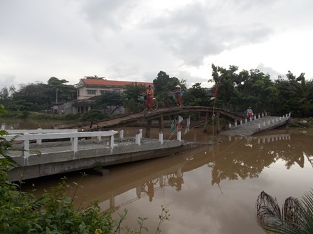 Cây cầu sập chắn ngang cả dòng sông