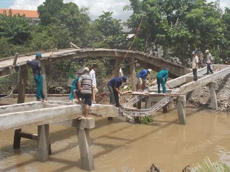 Chính quyền địa phương tổ chức tháo dỡ cầu