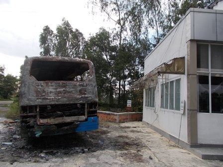 Căn nhà ở gần cũng bị nứt kiếng do vụ cháy gây ra