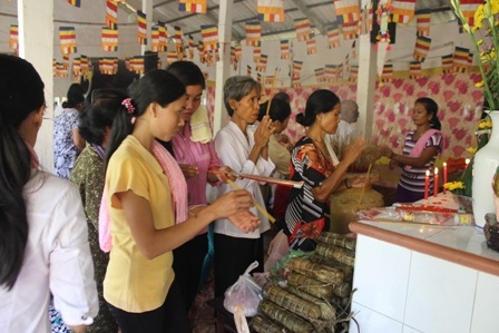Độc đáo lễ Sen Đôn - Ta của đồng bào Khmer Nam bộ - 4 Thắp nhang cúng ông bà tổ tiên