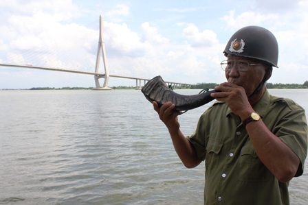 Khi chưa có điện thoại di động ông To phải dùng kèn bằng sừng trâu để tập hợp anh em trong đội