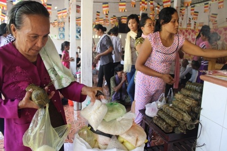 Độc đáo lễ Sen Đôn - Ta của đồng bào Khmer Nam bộ - 5 Những lễ vật được đem cúng trong chùa