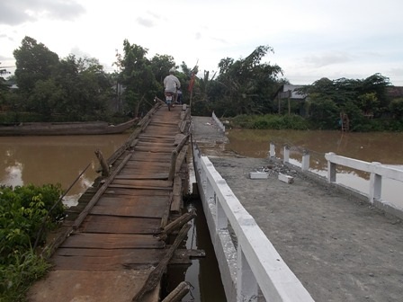 Chính quyền địa phương tổ chức tháo dỡ cầu