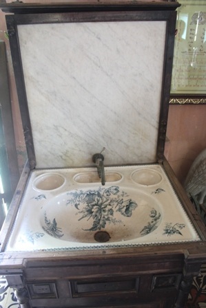 Bồn rửa mặt bằng men sứ từ thời Pháp