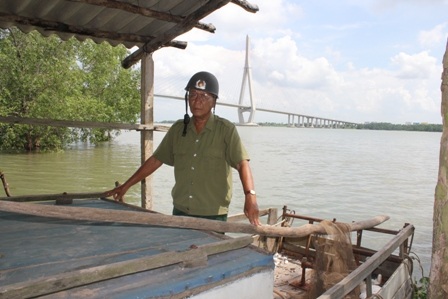 Chiếc ghe dưới bến sông luôn túc trực cứu người, vớt xác nạn nhân